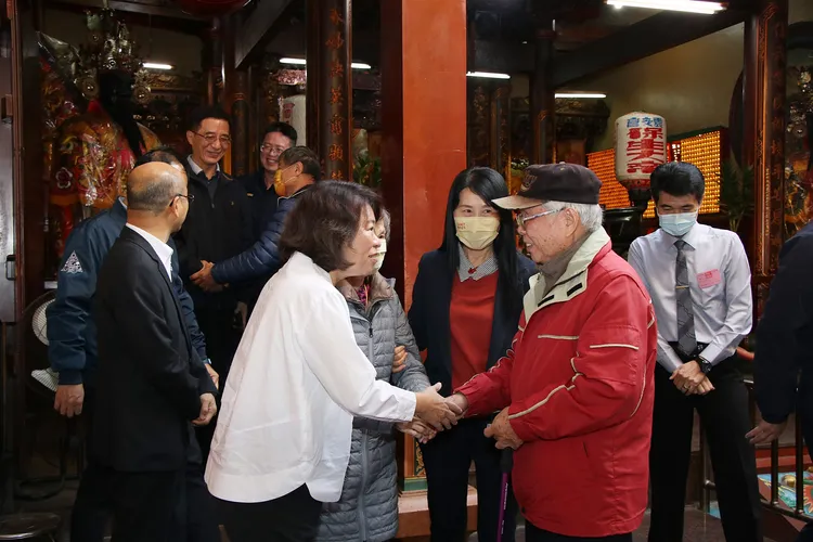 黃敏惠與投票民眾問候寒暄。嘉市府提供