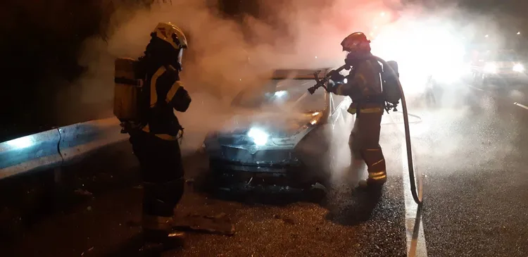 警消到場灌救。桃園市消防局提供