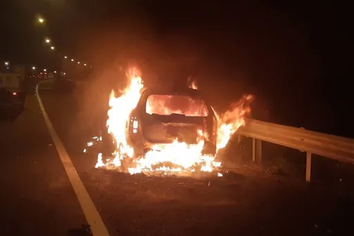 五楊高架桃園路段火燒車　消防人員半小時撲滅火勢無人員傷亡