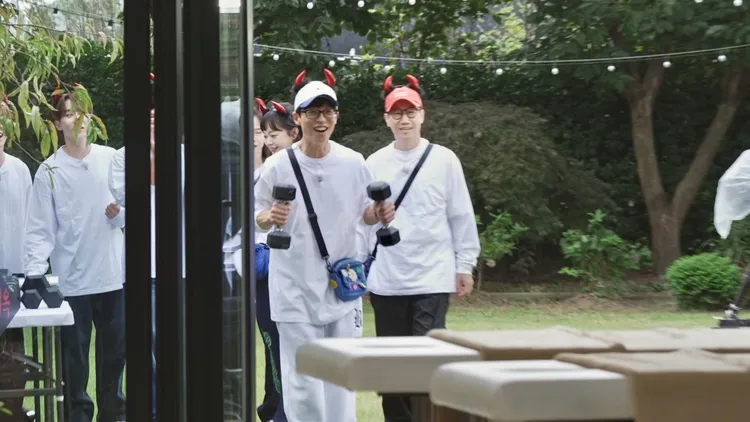 調皮的劉在錫和金鍾國炫耀地獄懲罰是該來的地方。中天綜合台提供