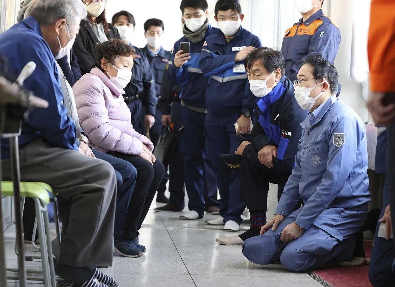 日本首相岸田文雄14日到石川縣探視地震災民。美聯社
