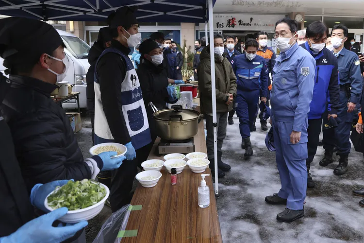 日本首相岸田文雄14日到石川縣探視地震災民、視察災區。美聯社