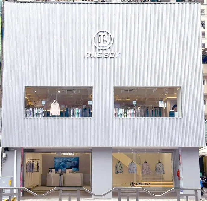 ▲台中一中旗艦店遠眺超氣派！有種身處紐約街頭的感覺！