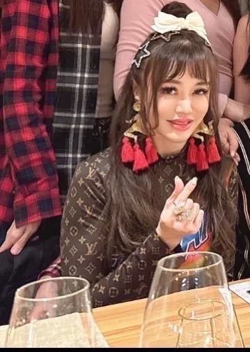 李珍妮當天戴聖誕樹耳環出席聚餐。王子苓提供