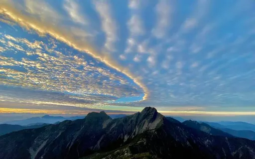 玉山天空驚見「一道超美弧線」! 鄭明典讚嘆:天然美景