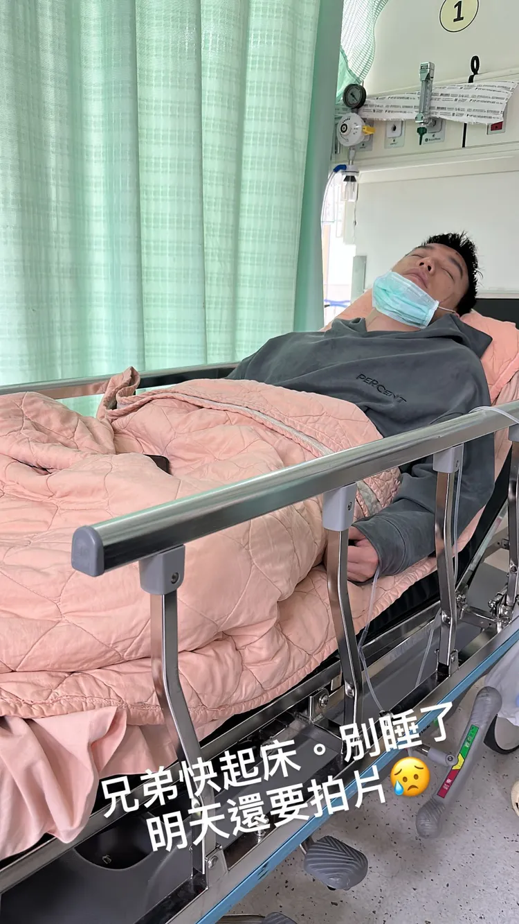 Toyz（灰色上衣）接受治療後虛弱躺床。翻攝自「蹦闆」IG 