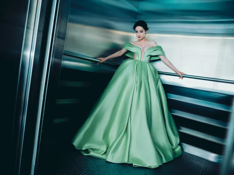 迪麗熱巴穿著GEORGES HOBEIKA高訂尺度大開。翻攝嘉行迪麗熱巴工作室微博