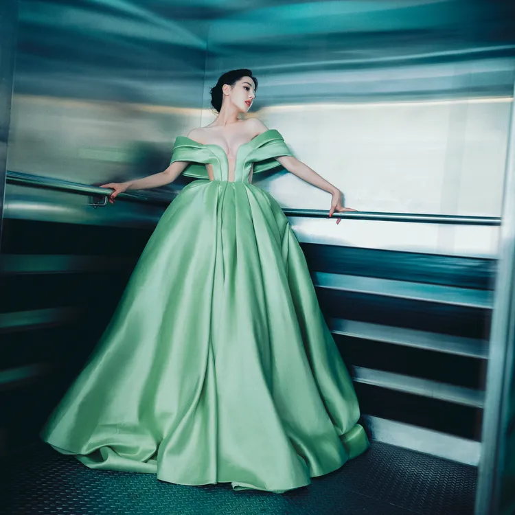 電梯背景意外引起網友討論。翻攝嘉行迪麗熱巴工作室微博