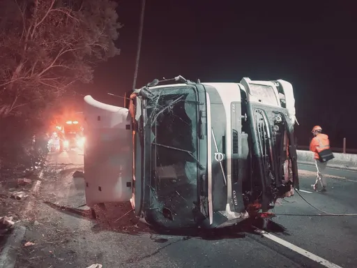 國3苗栗段聯結車右前輪爆胎　失控衝邊坡側翻！駕駛命大輕傷