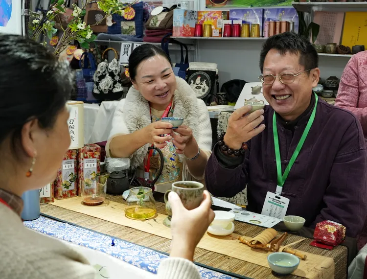 去年11月福建武夷山召開「海峽兩岸茶業博覽會」，一名麥姓台商正向顧客介紹台灣高山茶。新華社
  