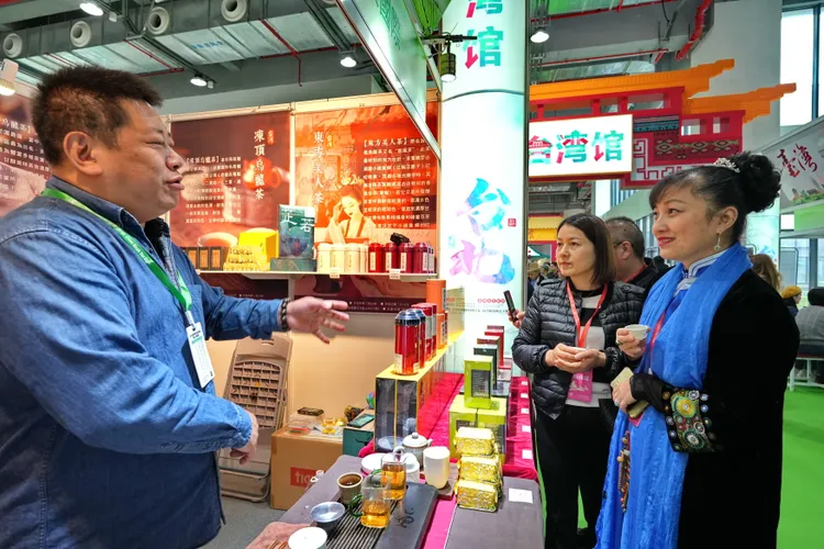 去年11月福建武夷山「海峽兩岸茶業博覽會」，125家來自台灣企業參加；圖為沈姓台商向採購商推介台灣茶葉。新華社