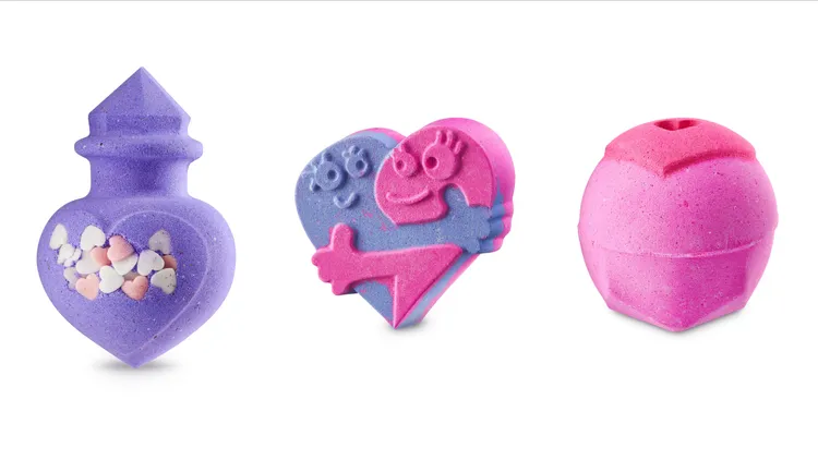 （左起）LUSH心動魔法汽泡彈230元、深情相擁汽泡彈360元、芳香暗許汽泡彈390元。品牌提供