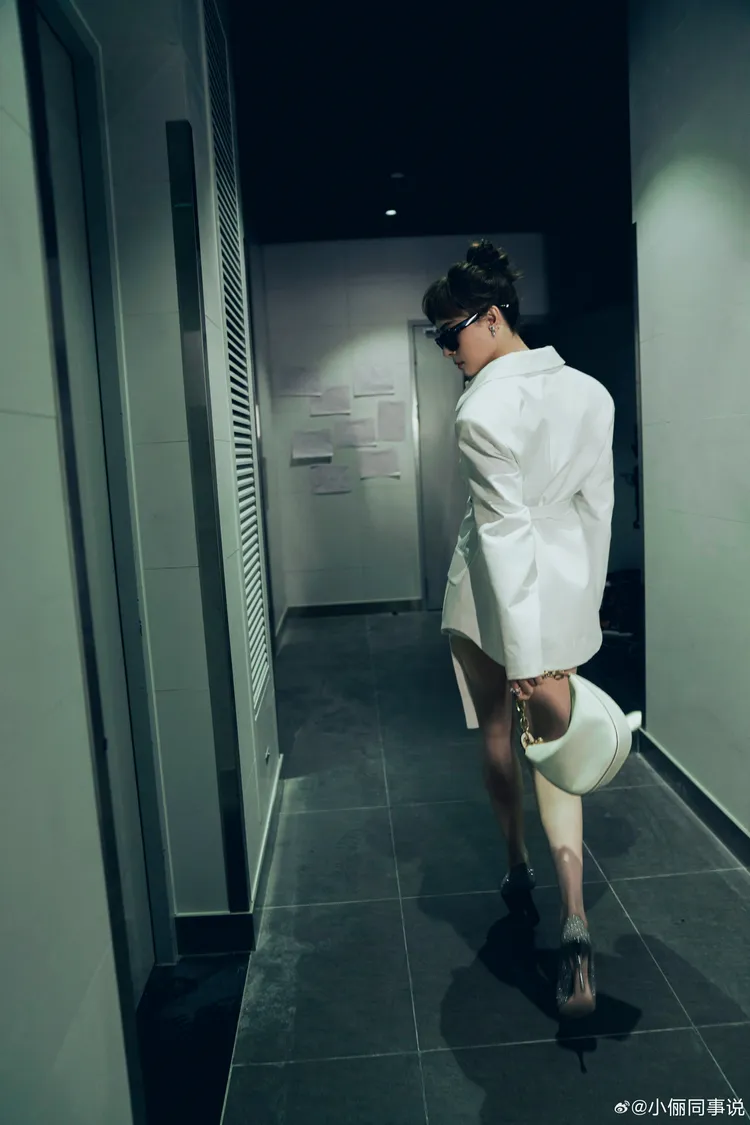 孫儷工作室發的美照散發神秘故事感。翻攝小儷同事說微博