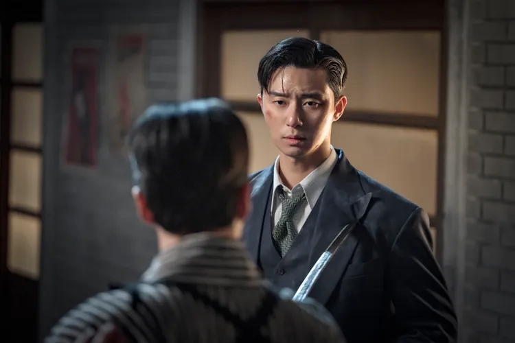 朴敘俊在《京城怪物》飾演典當鋪老闆，被感化解救遭人體試驗的同胞。Netflix提供