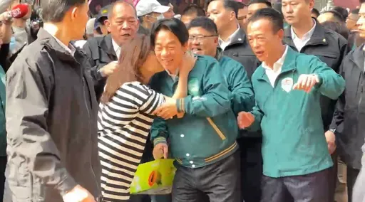 有片｜賴清德突遭女粉強吻！特勤傻眼急阻　他下秒反應曝光