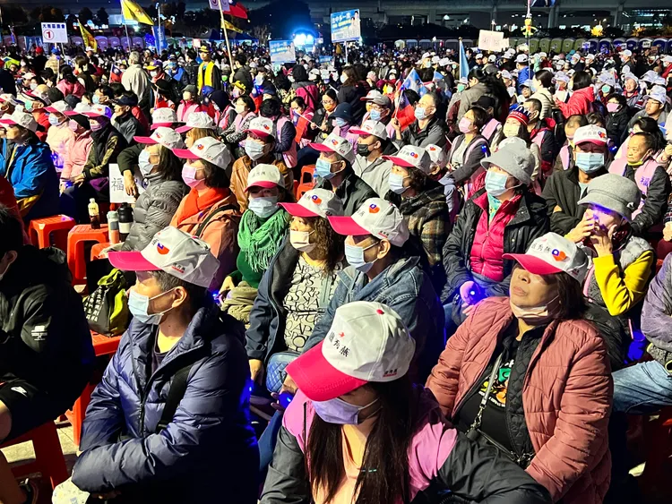 侯康配台中選前大造勢，現場支持者萬頭攢動。民眾提供