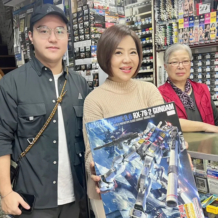 參選台北市萬華中正區立委的知名節目主持人于美人，投票後和兒子直奔玩具店買它紓壓。翻攝《于美人》粉絲頁