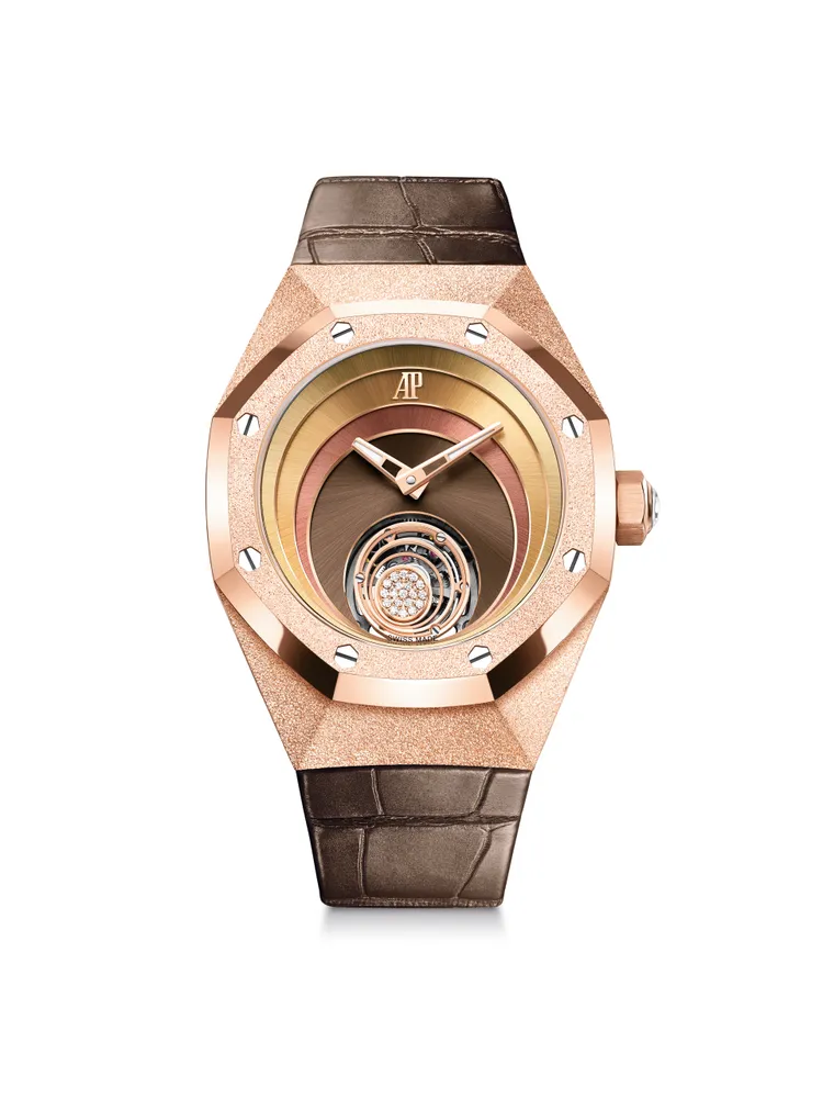 腕錶另附贈有棕色珠光鱷魚皮錶帶。品牌提供