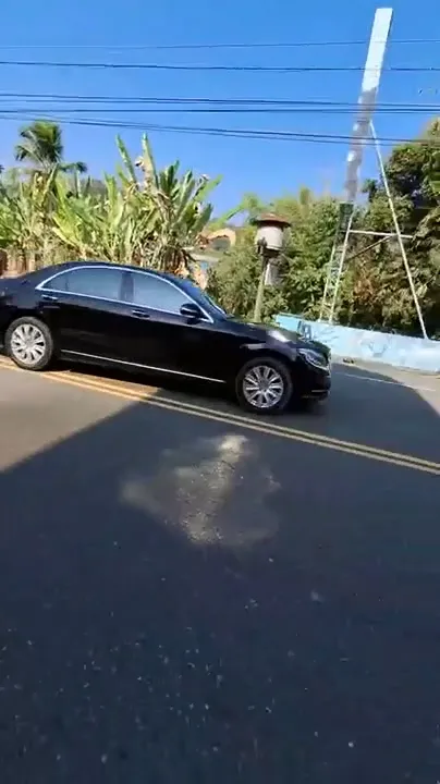 民眾拍下黃嫌逃逸時駕駛的賓士車。民眾提供