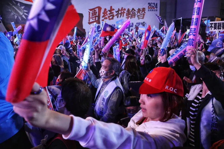 20萬藍軍壓境板橋第一體育場。林林攝