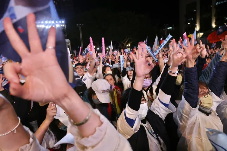 藍粉現場激動擺出侯友宜的3號標誌。林林攝