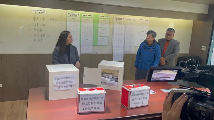 打開票匭準備開票。張沛森攝