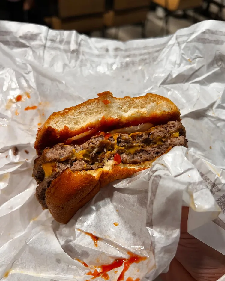 陳陸寬說，台灣麥當勞「雙層四盎司牛肉堡」單點一個才129元，口感與滿足兼具，真的要Respect。翻攝自陳陸寬臉書