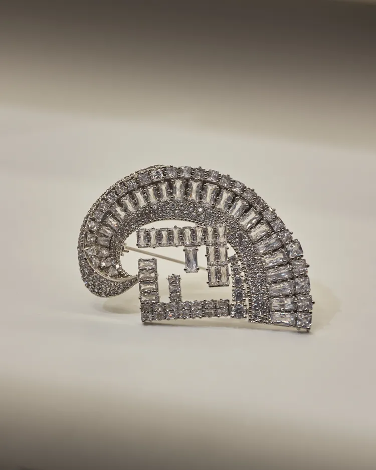 品牌珠寶藝術總監Delfina Delettrez Fendi打造了一款水晶FF晚裝胸針。品牌提供