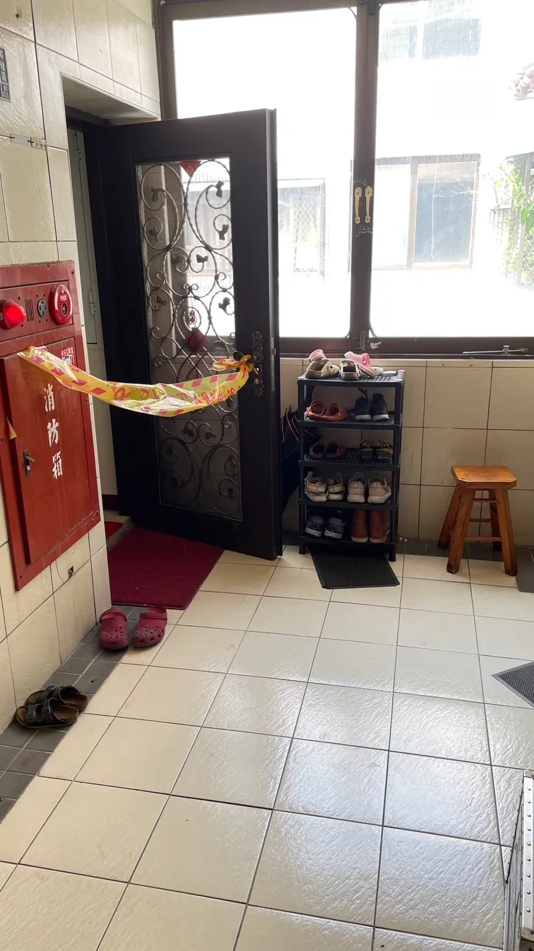 夫妻倆命喪家中，留下二稚子。讀者提供