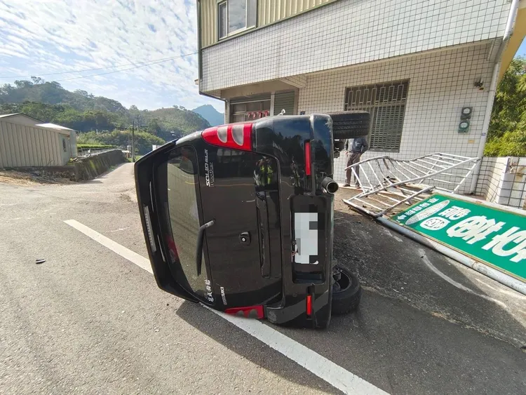 自小客車撞斷草莓園招牌後側翻。民眾提供