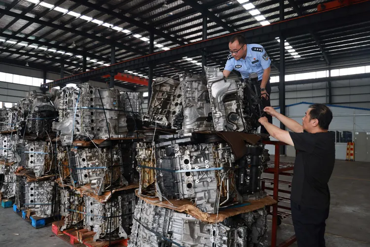 2023年7月，南京海關緝私局揚州海關緝私分局查獲走私廢舊發動機。新華社