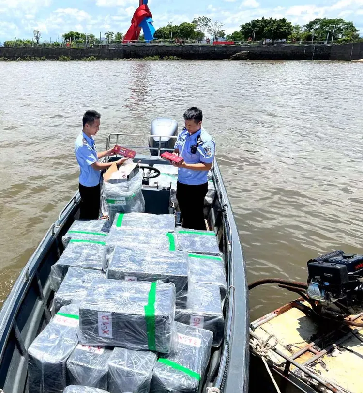 2023年6月，南寧海關緝私局東興海關緝私分局，於在廣西東興市金灘附近水域查獲走私香菸案。新華社