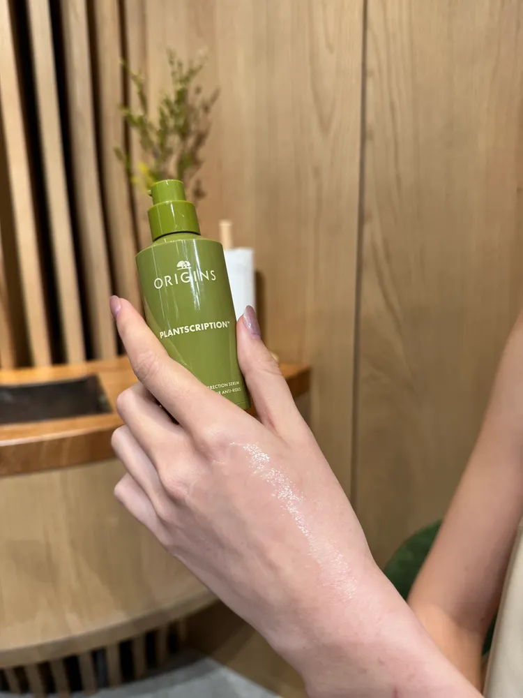 駐顏有樹撫紋煥膚A醇精華質地。張家玲攝