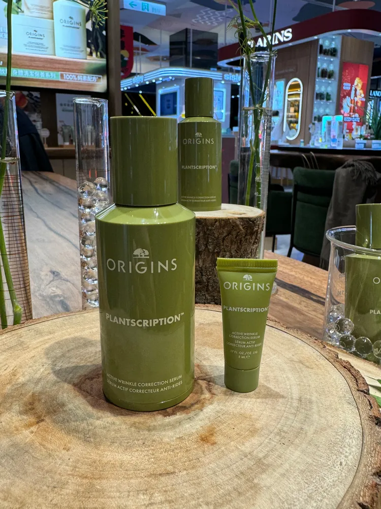 即日起至2月7日於官方通路入手駐顏有樹撫紋煥膚A醇精華48ml正貨，會贈送5ml體驗瓶，可先使用體驗瓶，若對效果不滿意，可在7日內將正貨（需為未拆封狀態）退回。張家玲攝