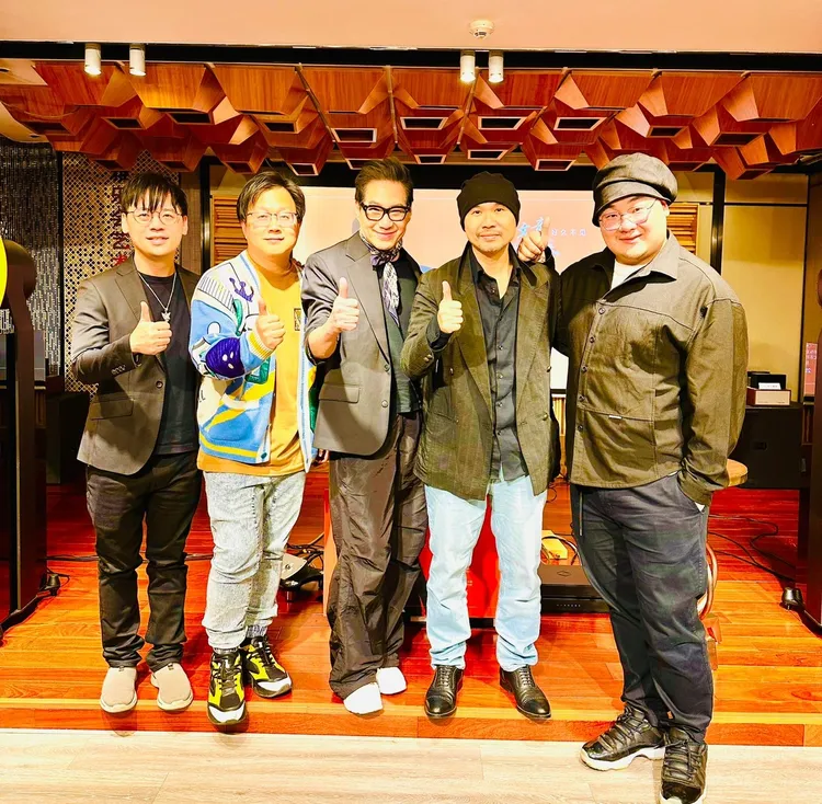 專輯製作人張家誠（左一）、崔軾玄（左二）林從胤（右二）梁凡（右一）一起出席文章（中）新歌分享會。翰森娛樂提供