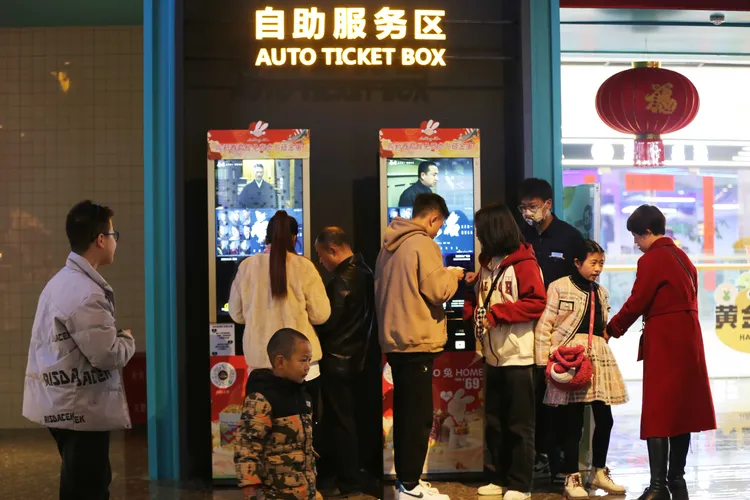 民眾去年在甘肅省西定的萬達廣場的影城購票。新華社