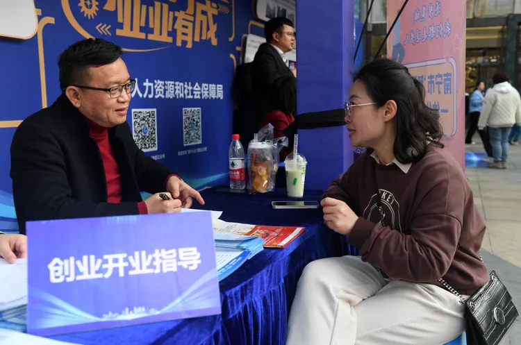 去年2月廣西南寧的萬達廣場舉辦一場創業博覽會。新華社