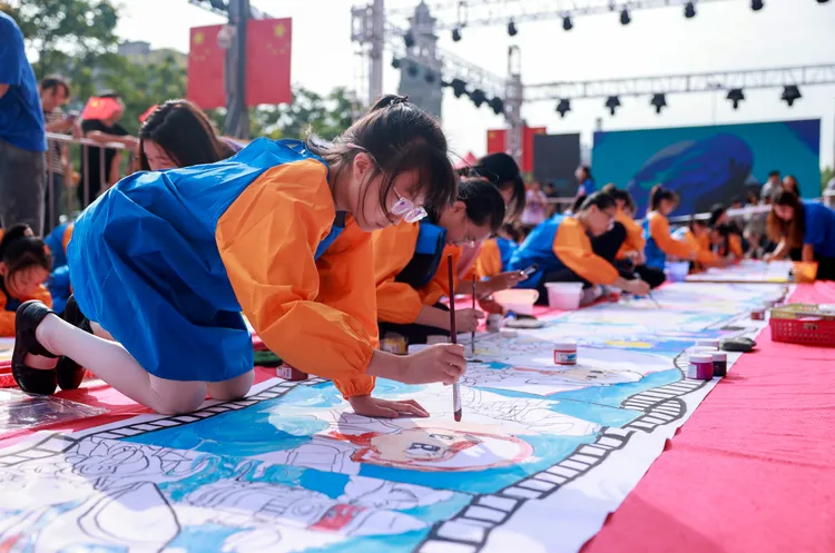 去年10月，江蘇泰興萬達廣場上小朋友集體作畫。新華社