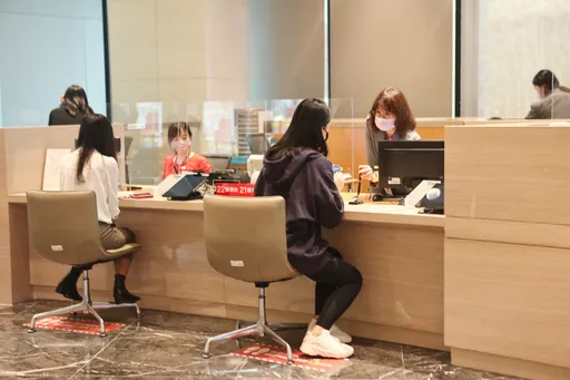 年薪上看百萬還有豐厚年終　金融業超夯！人力銀行：證照、語言需求高