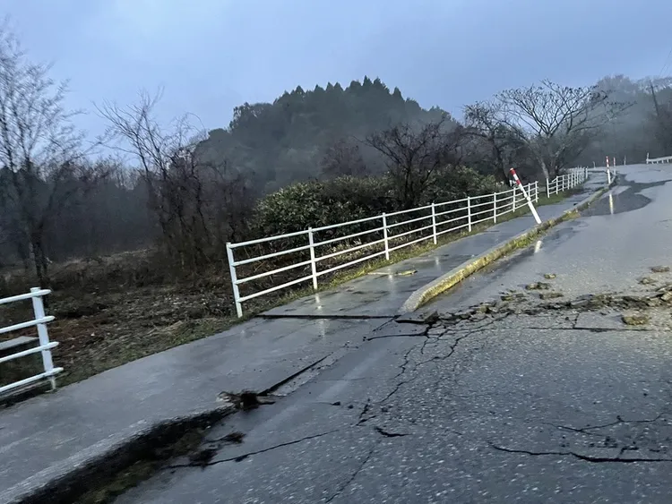 日本石川縣元旦發生7級強震，七尾市道路毀損。中央社