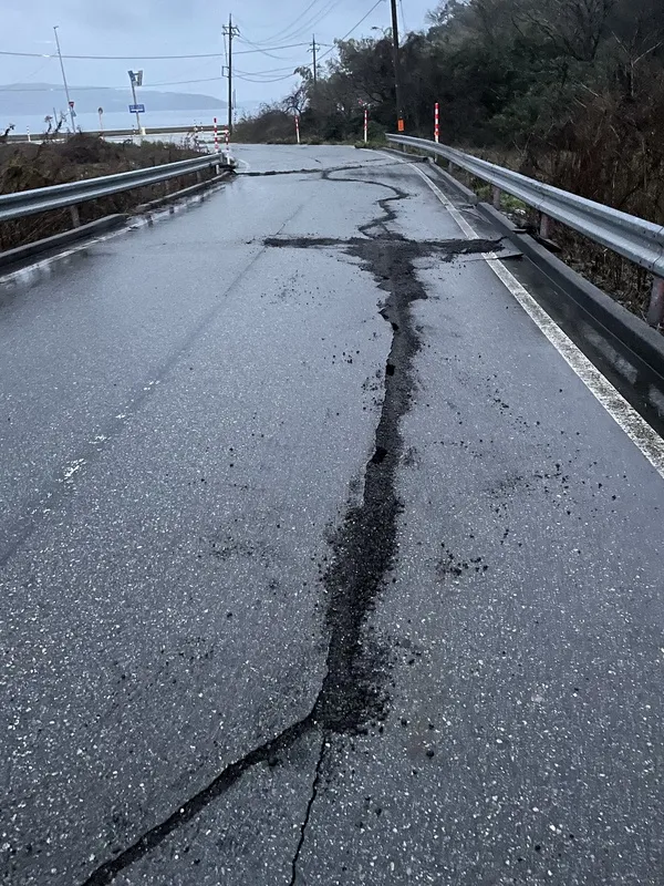 七尾市道路毀損，出現裂縫。中央社