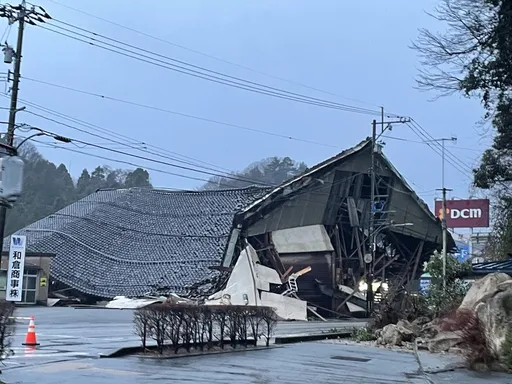 强震重创日本能登半岛 灾区房屋倒塌、道路寸断
