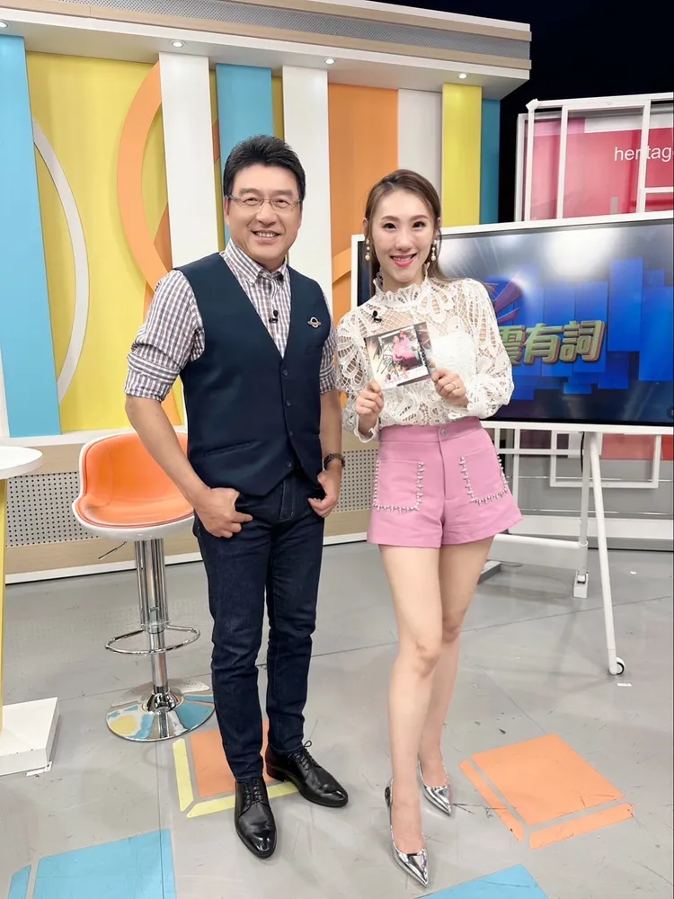 謝金晶（右）對主持人謝震武說，一通電話重新找回豬哥亮。和展影視提供