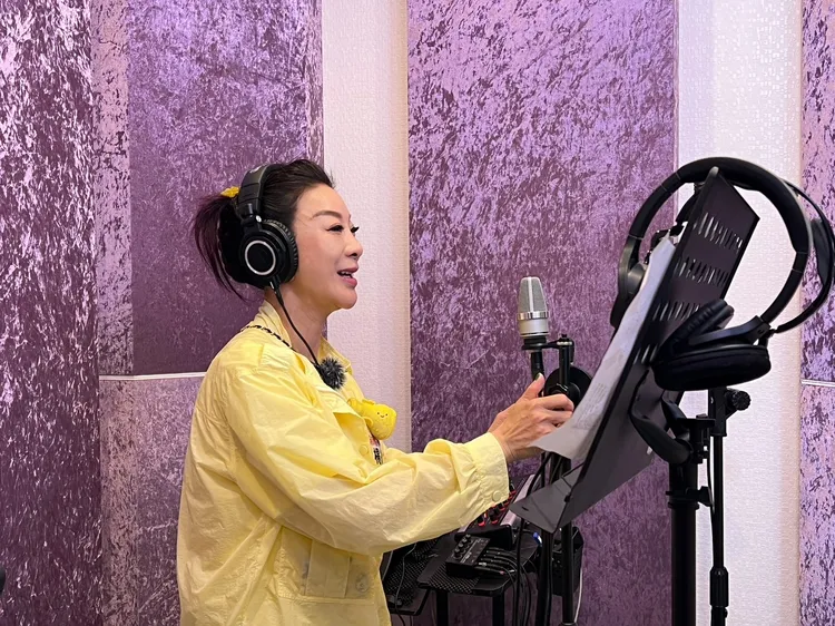 楊繡惠唱跳啦啦隊歌曲像「車鼓陣」。民視提供