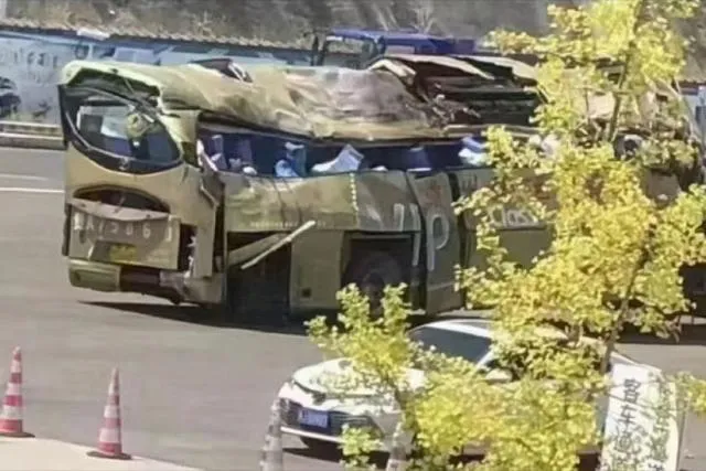 貴州大巴士側翻致27人死亡，圖為網傳涉事大巴。番社網路