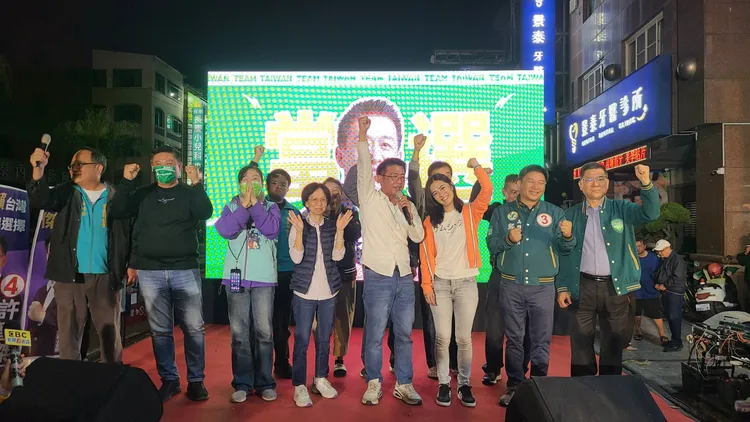 許智傑宣布當選，謝謝民眾支持。翻攝畫面