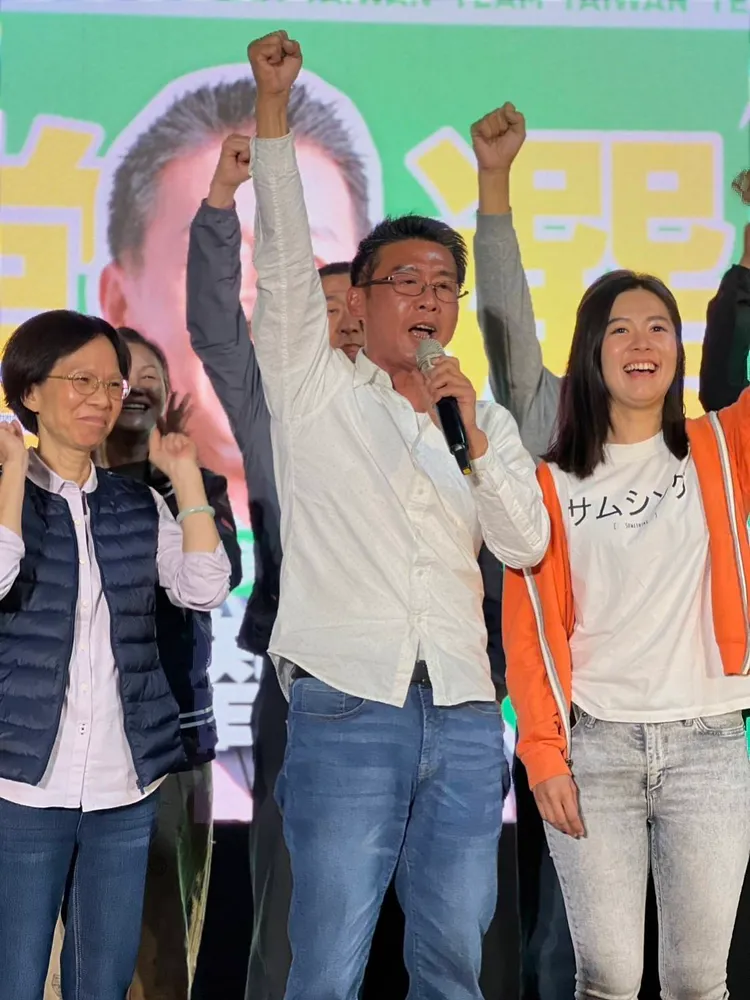 許智傑宣布當選，謝謝民眾支持。翻攝畫面