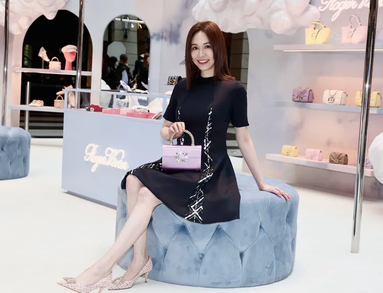 蔡依珊以Roger Vivier櫻花粉毛呢花鑽高跟鞋搭配紫鑽扣迷你手提包優雅登場。彭欣偉攝