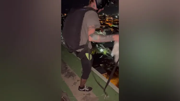 歐迪森躍下的最後身影。路透社影片截圖