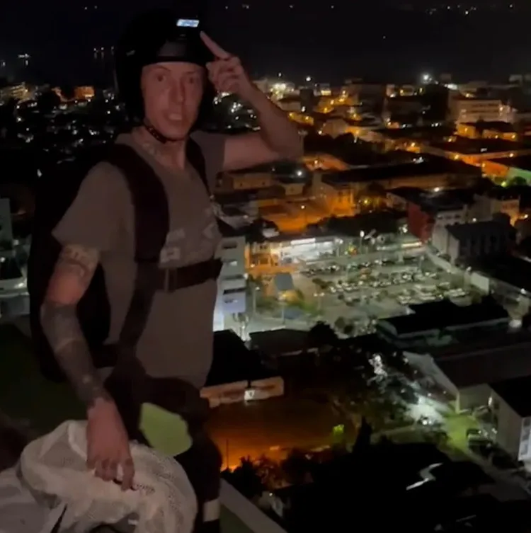 歐迪森為自己的社群網站拍攝跳傘影片。路透社影片截圖